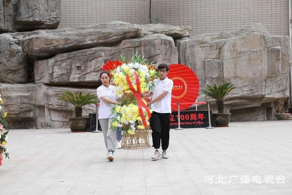 "百佳号"采风团成员在狼牙山五勇士雕像前敬献花篮