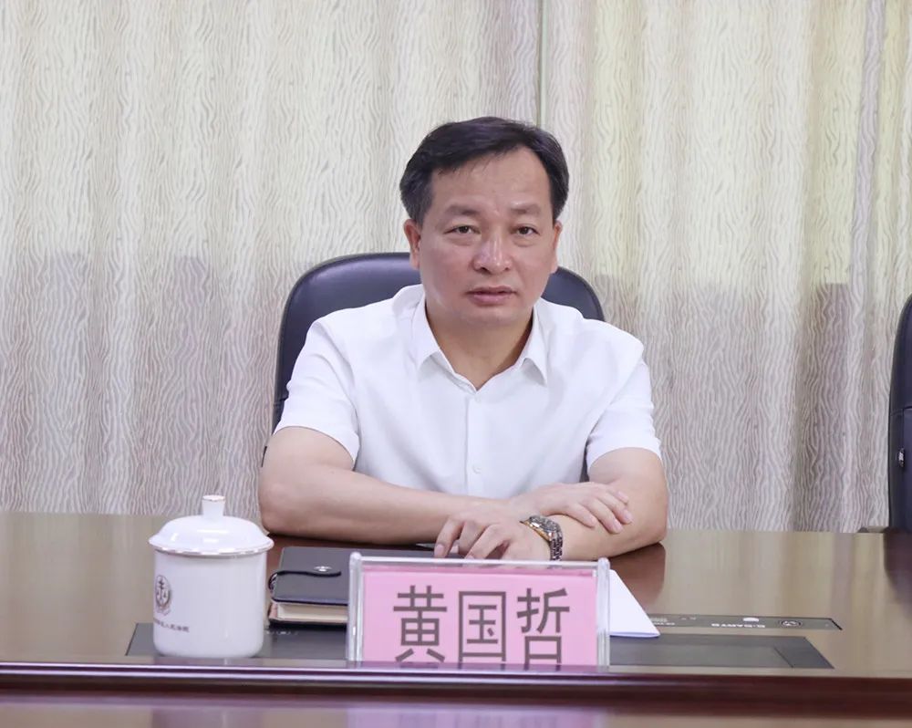 区委领导黄国哲一行先后参观了区法院队伍教育整顿领导小组办公室等