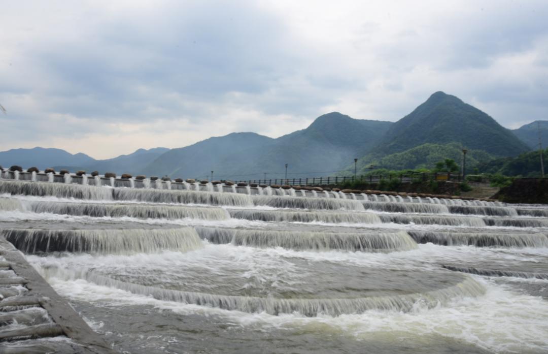 景致十分壮观水岸同治,以水造景 近年来,新和村后源溪建造 生态护岸