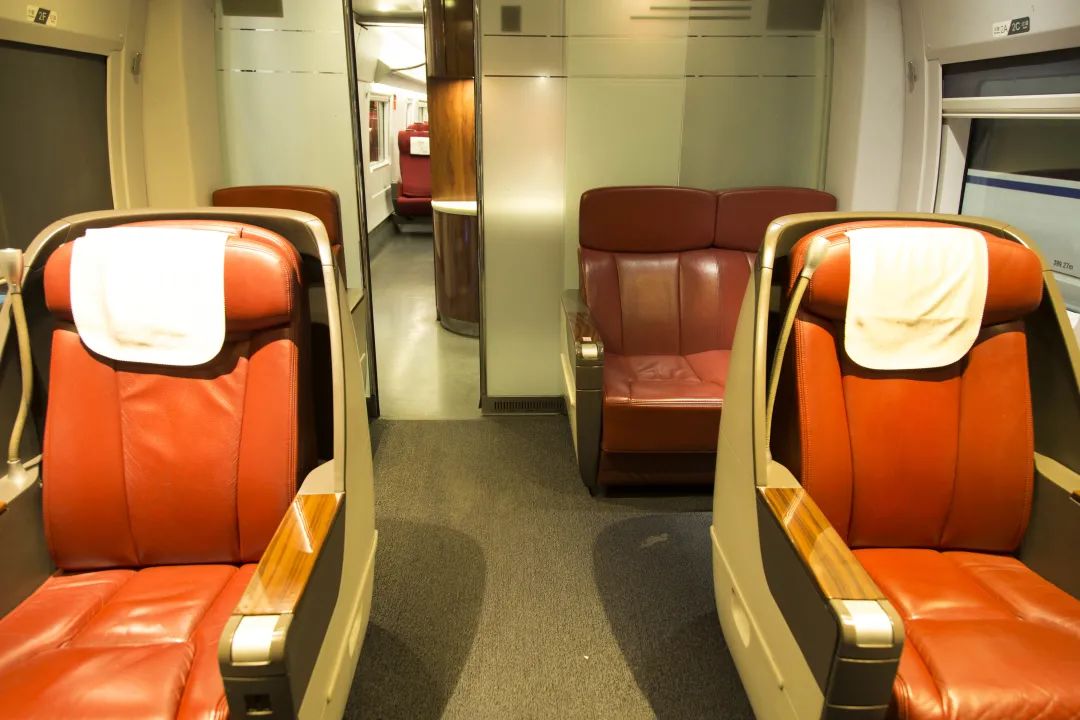 商务座的座椅调节功能更强大根据扶手内侧的按键说明调节可坐,可躺也