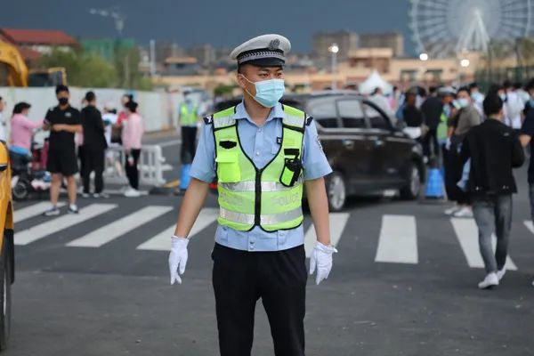 当日15时许,交警大队执勤民警,辅警准时到岗到位,对15处路段,路口进行