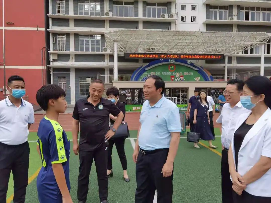 省体育局局长胡功民调研沙市区南湖路中学体教融合(足球)工作