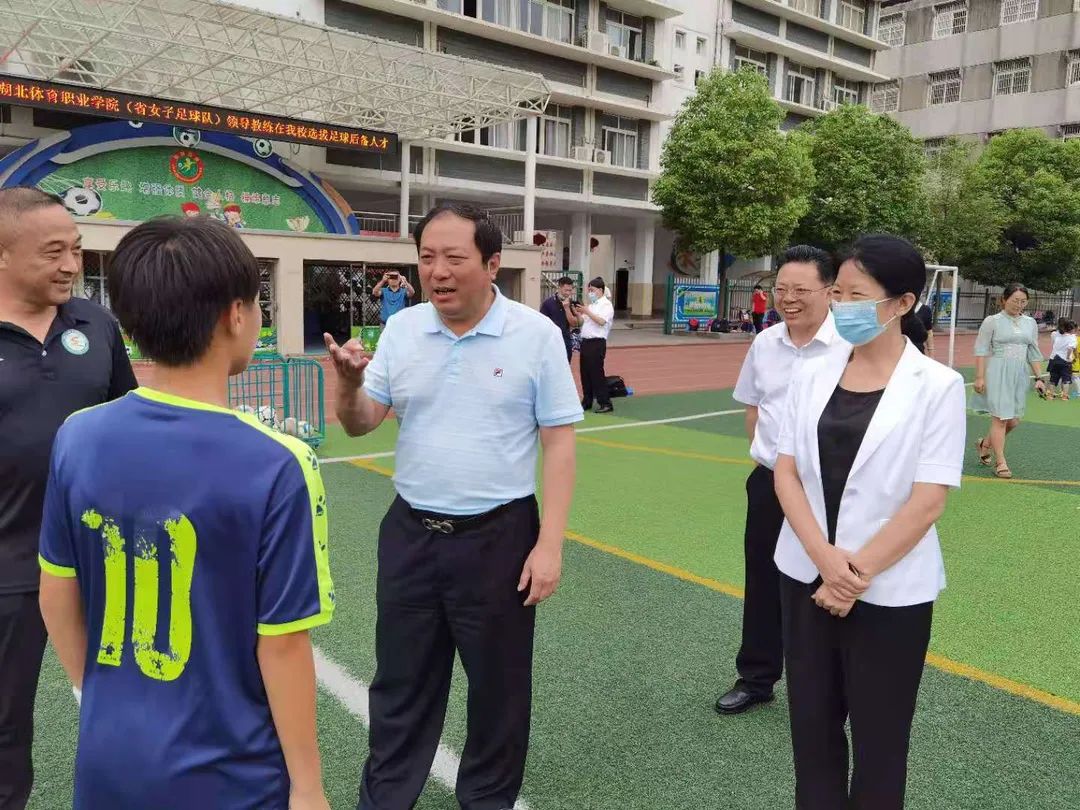省体育局局长胡功民调研沙市区南湖路中学体教融合(足球)工作