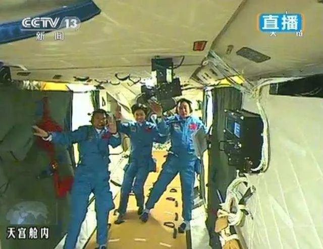 2012年,神九航天员景海鹏、刘旺、刘洋全部进入天宫一号实验舱内