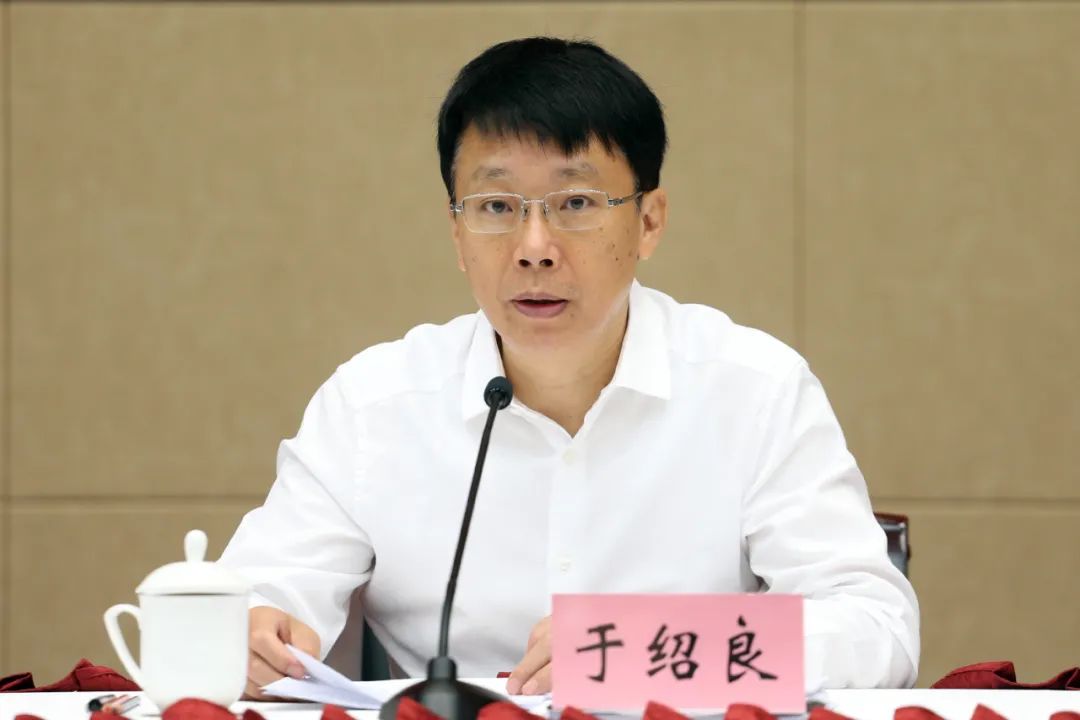 长赵卫星就换届选举工作总体安排作介绍,市委组织部常务副部长郑健麟