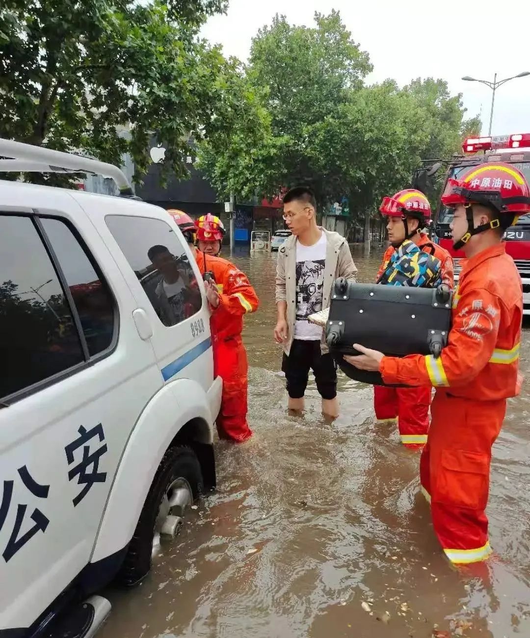 暴雨襲城女孩獲救讓我媽媽給你買雞腿