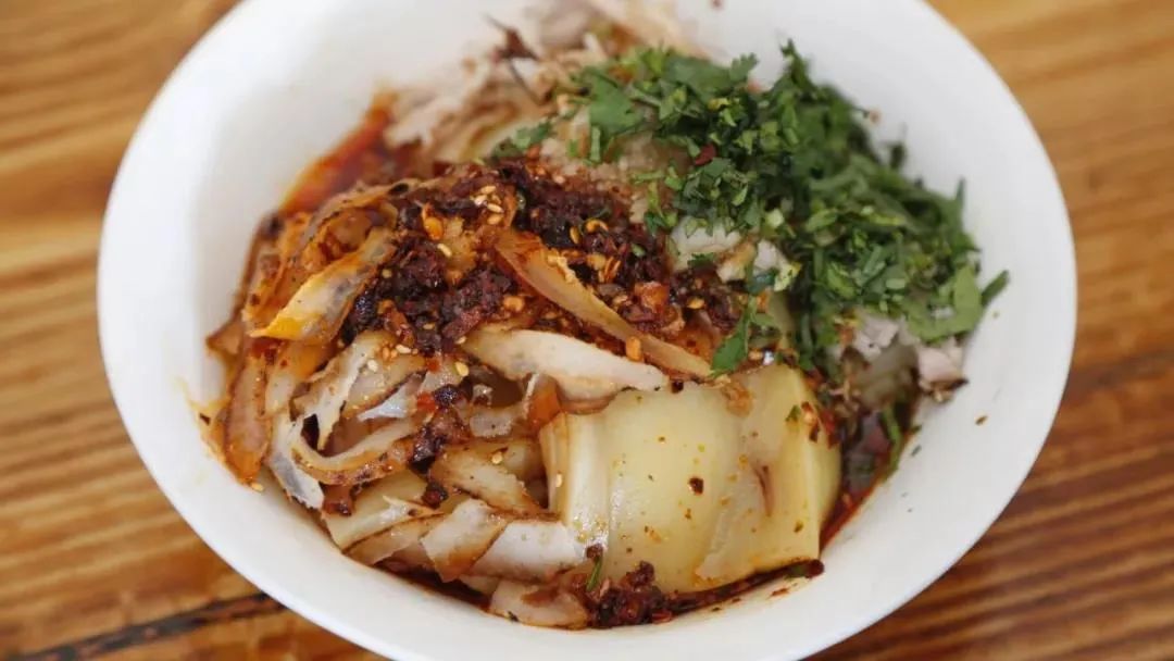 腾冲冰粉夏季来临,酷暑难当,腾冲冰粉颇受人们喜爱.