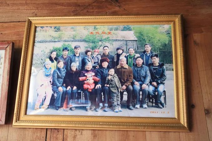 徐献章家里现在是五代同堂,第五代已经十一岁了.