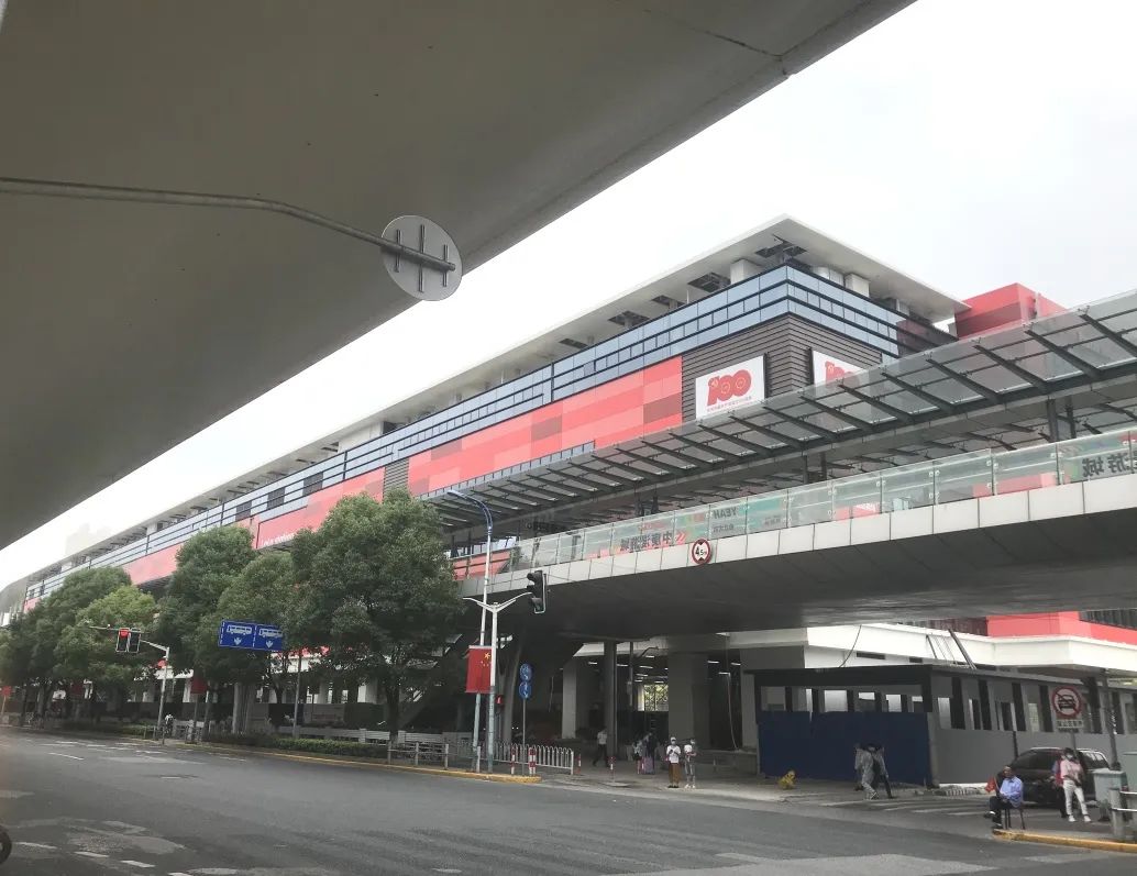 莲花路地铁车站商业体逐渐露出自己的"真容",裹上红色的外衣,中文名是