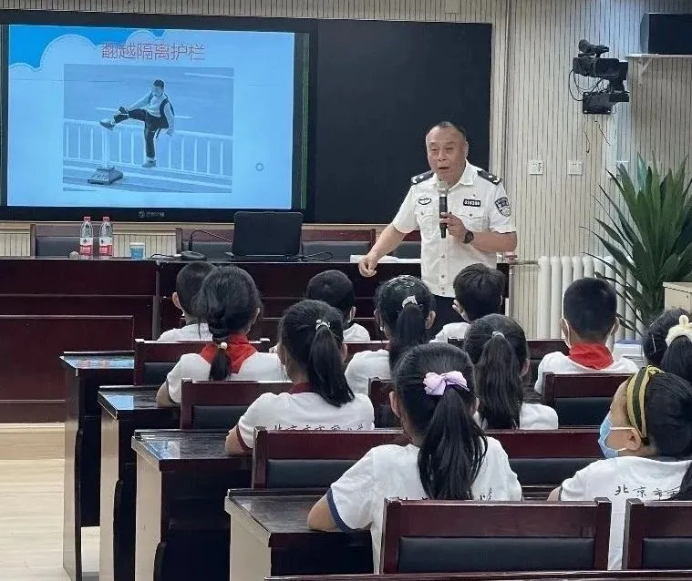 宇泽慈心平安课进校园北京市西城区宏庙小学爱心平安课开讲