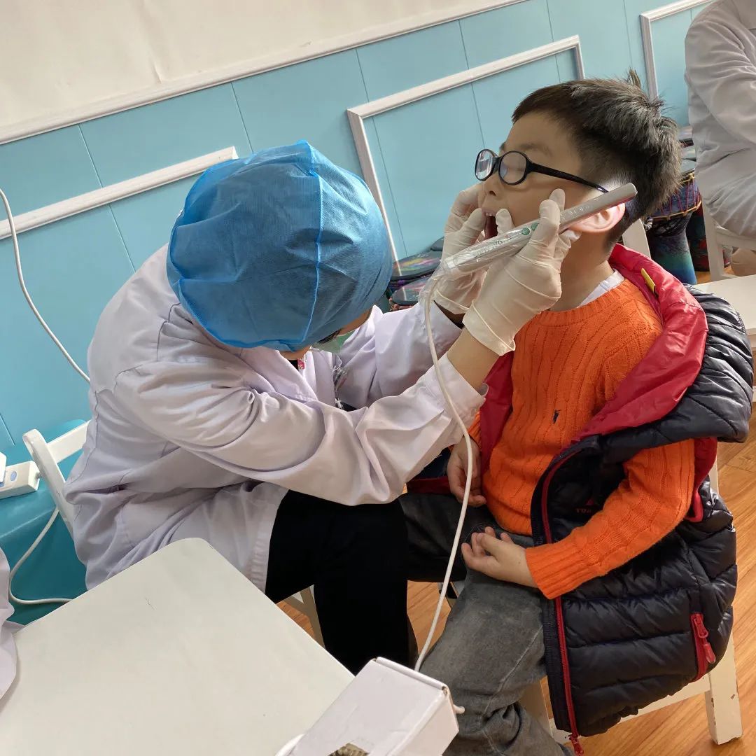 "医护人员在体检筛查中发现,近视与龋齿已成为少儿常见的健康问题