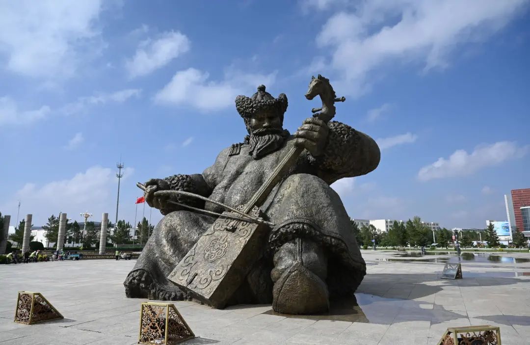苏尼特右旗乌兰牧骑广场马头琴手雕塑在老一辈乌兰牧骑队伍乌力吉图