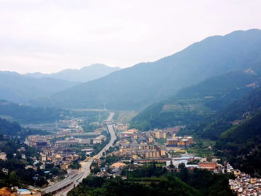 屏边县旅游资源丰富,类型多样,民风民俗淳朴,拥有大围山国家公园,史前