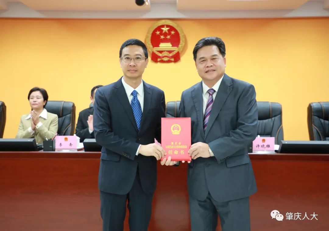 梁耀钧(右)向许晓雄(左)颁发任命书.