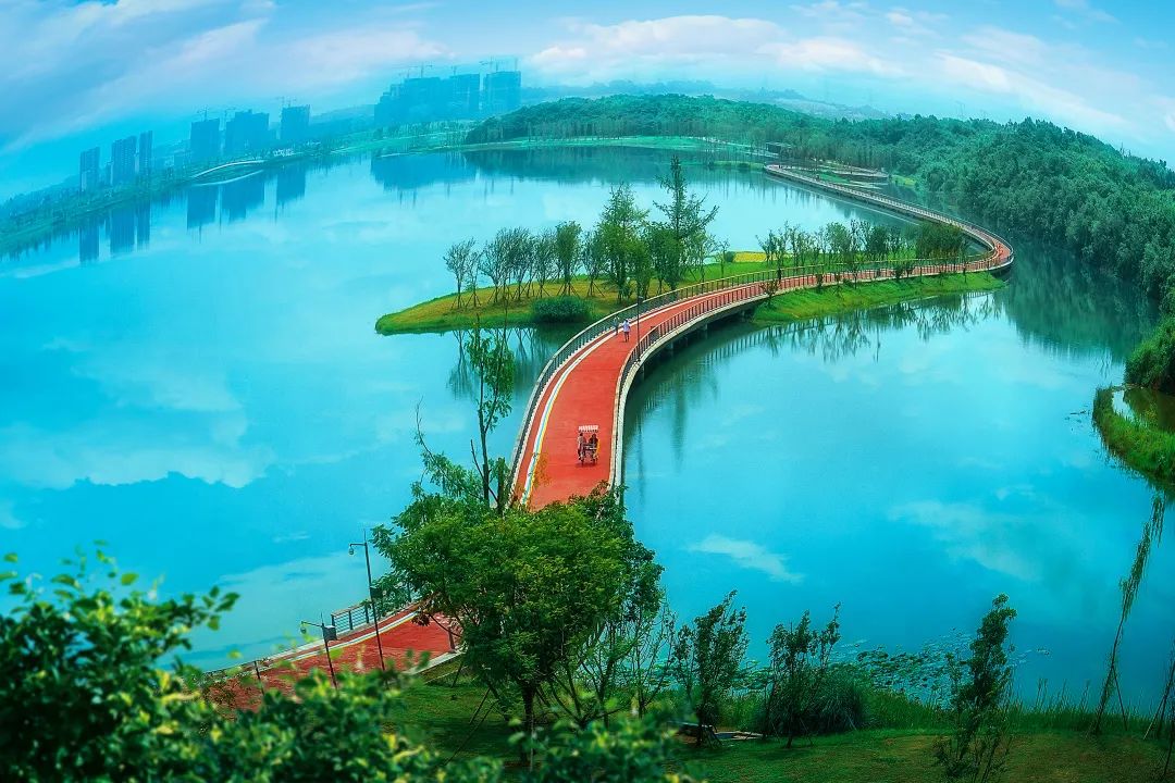 兴隆湖景色尽收眼底俯瞰城市在跑道上惬意奔跑通过两个出入口从地面一