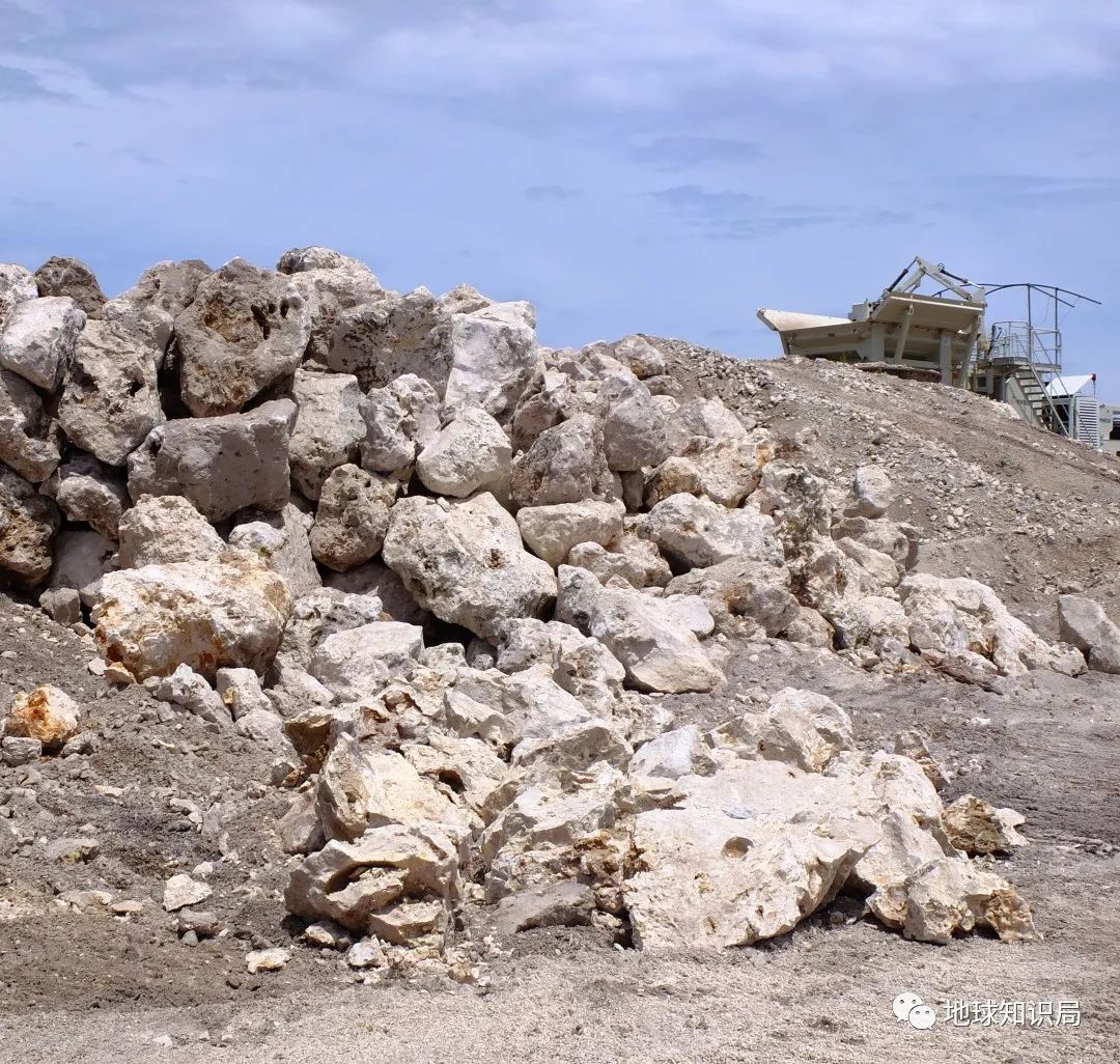 (图片:shutterstock@robert szymanski)▼废弃的瑙鲁磷酸盐采矿场磷酸