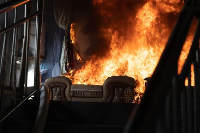 充电 不慎短路起火的场景 短短十秒内 房间里已燃起熊熊大火,浓烟滚滚