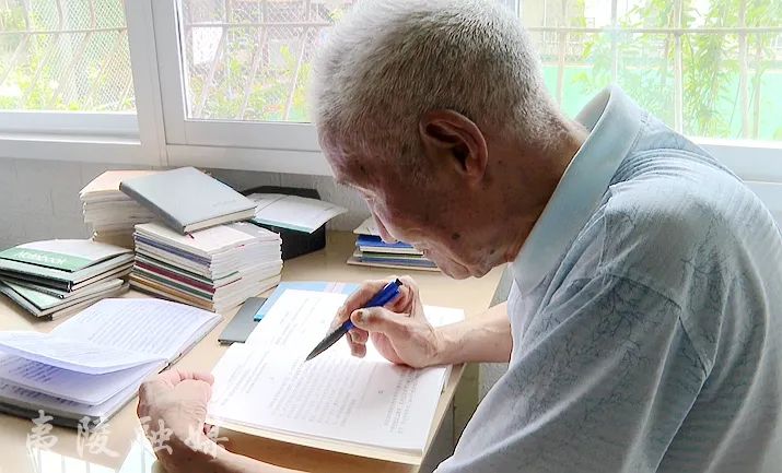 主动学习党史95岁高龄的离休干部,老党员杨宏礼夷陵区委直属机关工委