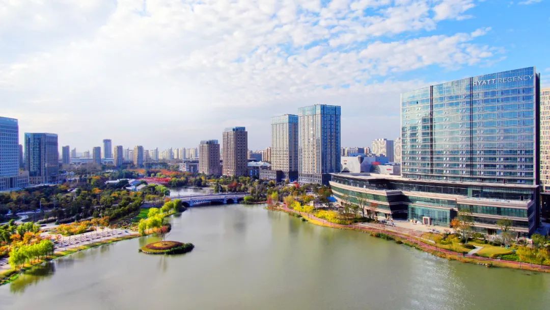 生活在松江的老人感到很开心很幸福