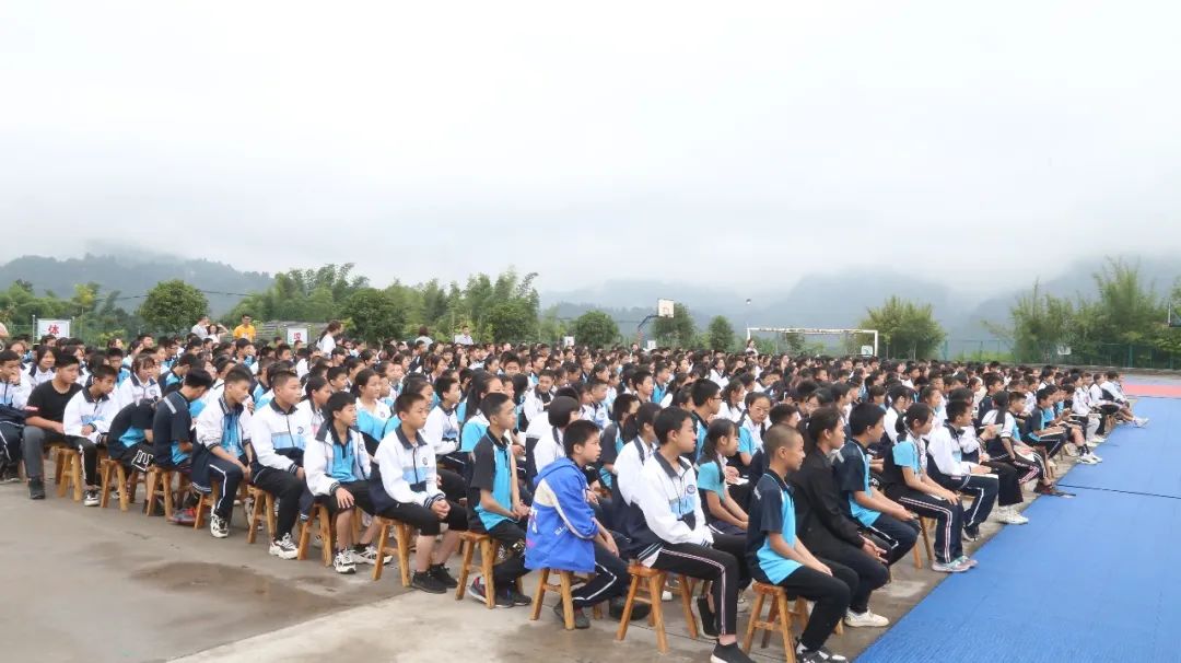 法润学子典亮生活酒麒麟普法小分队走进白节中学