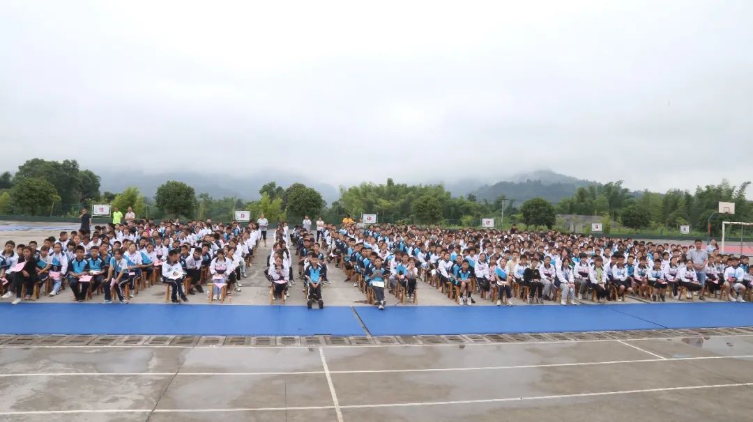 法润学子典亮生活酒麒麟普法小分队走进白节中学
