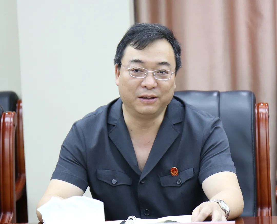 热烈喜庆的气氛中,朱晓军院长向仲志洪,徐义发,陈伯君3位党龄50年以上