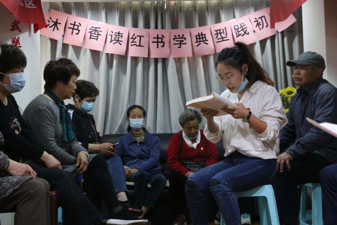 广安社区第三支部党员项慧珍带领广大女性同胞读红书,学党史