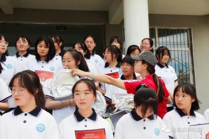 成县举行“她无限”公益基金女生奖学金发放仪式
