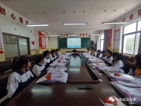 成县举行“她无限”公益基金女生奖学金发放仪式