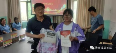 成县举行“她无限”公益基金女生奖学金发放仪式