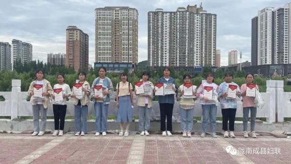 成县举行“她无限”公益基金女生奖学金发放仪式
