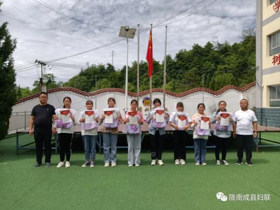 成县举行“她无限”公益基金女生奖学金发放仪式