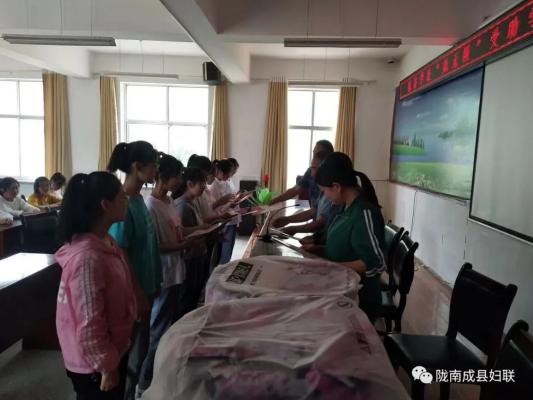 成县举行“她无限”公益基金女生奖学金发放仪式