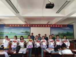 成县举行“她无限”公益基金女生奖学金发放仪式