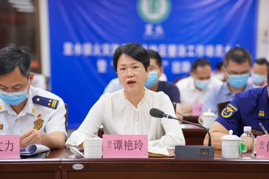 "会上,里水镇党委书记谭艳玲对全镇消防工作进行再动员再部署.