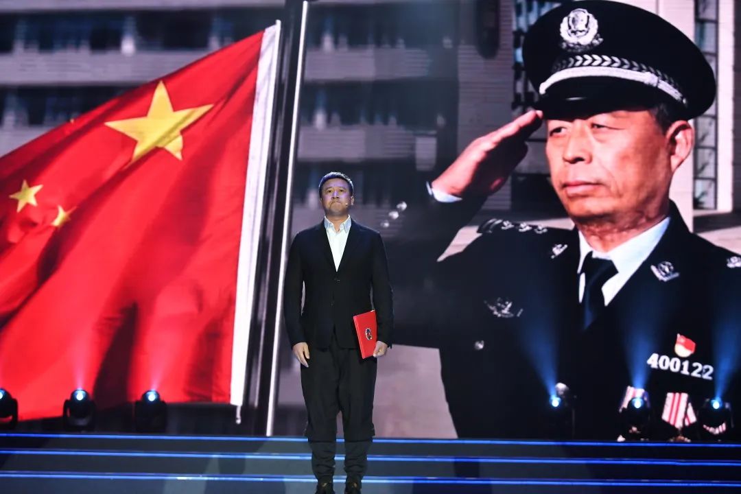 每天,第一缕晨光刚刚透出天际,民警郭志龙已经驾驶警车巡逻在街道上.