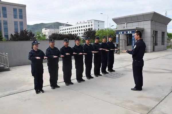 训练中,队列教官认真组训,分别就立正,稍息,跨立,停止间转法,齐步走