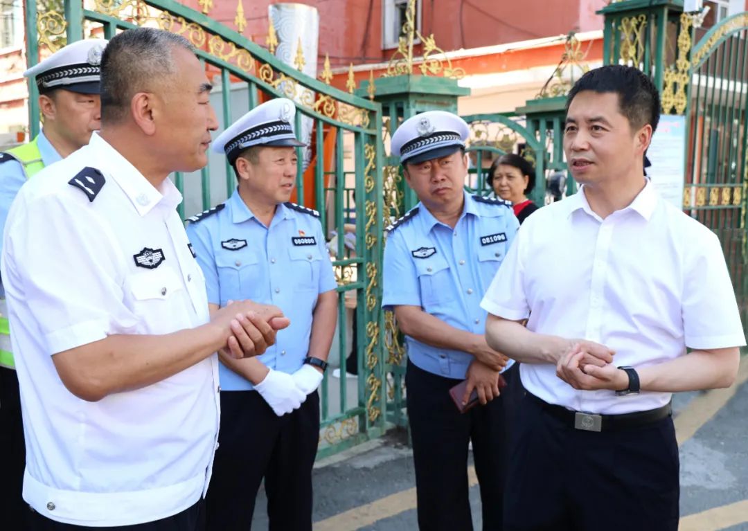 公安局党委书记,局长,督察长陈伟宏先后深入大杨树交通路口,鹤岗市第