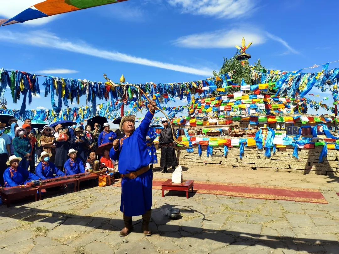 唱祝赞歌,点燃圣火,绕敖包祈福,前来祭祀的群众带着哈达,奶酒,奶食