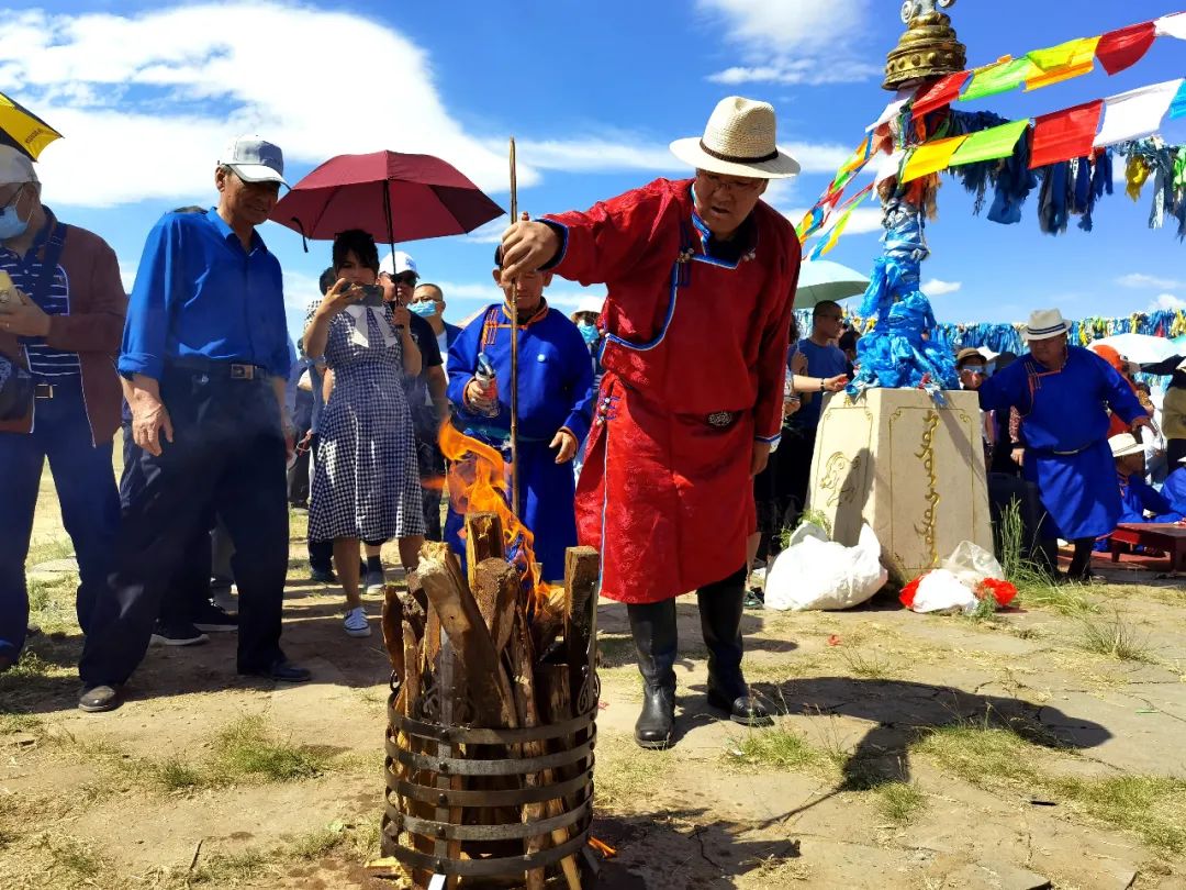 唱祝赞歌,点燃圣火,绕敖包祈福,前来祭祀的群众带着哈达,奶酒,奶食