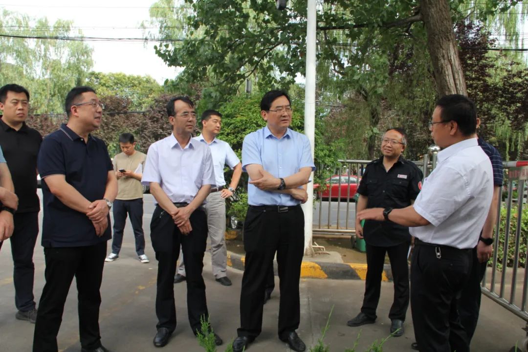 隨後,檢查組深入到寶雞中燃公園路加氣站,渭濱區雙峰氧氣廠,寶雞石油