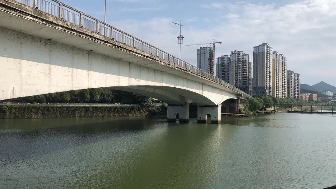 醴陵消防救援大队江源消防站忽然6月21日15时许,湖南株洲"江源大桥有