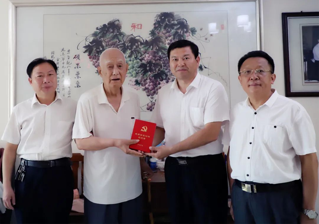 67长清区司法局为7名老党员颁发光荣在党50年纪念章