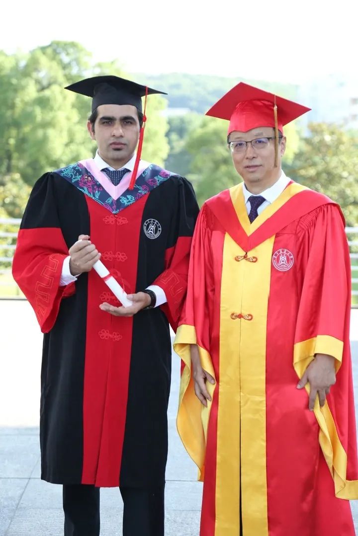 今天,我和校长合影啦!