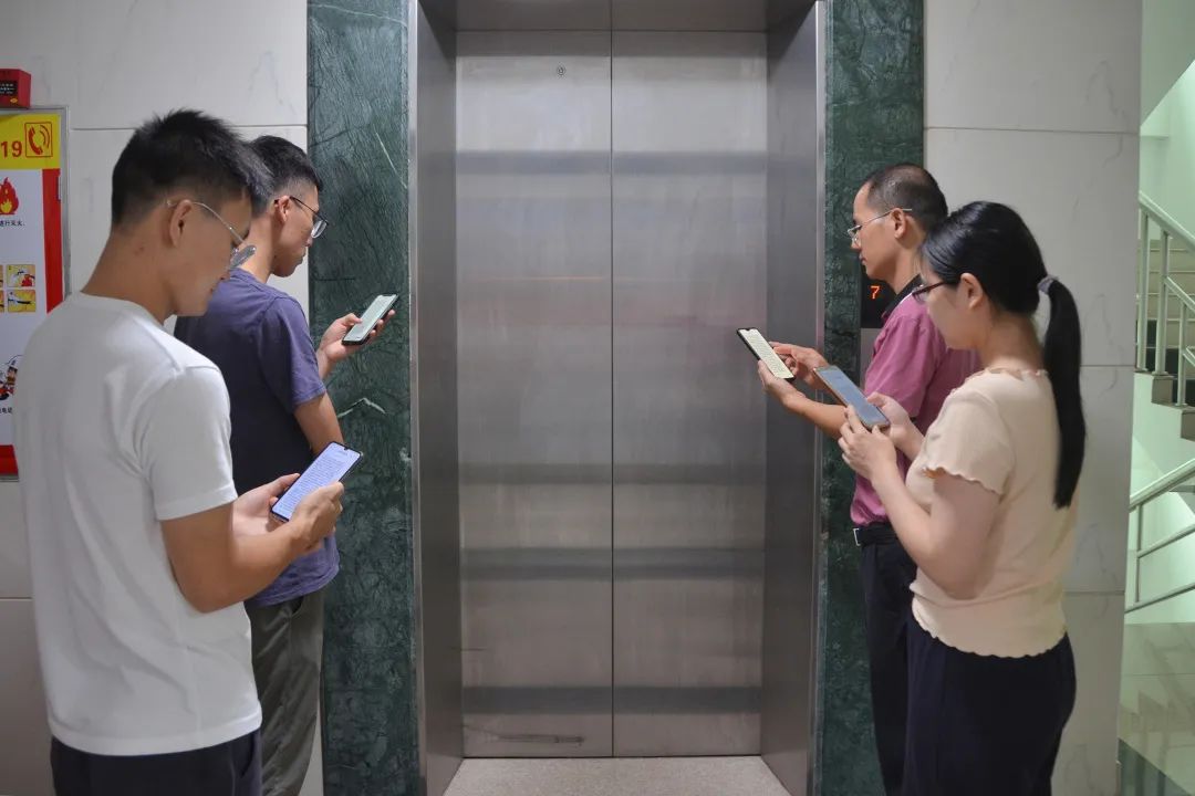 图干警们充分利用排队取餐,等待电梯等的碎片时间,进行间隙式"微课堂"