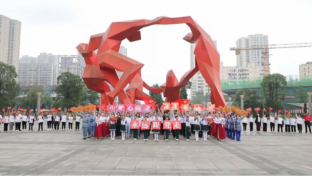 6月10日上午,武胜县人民广场热闹非凡,一场广场舞集中排练交流活动在