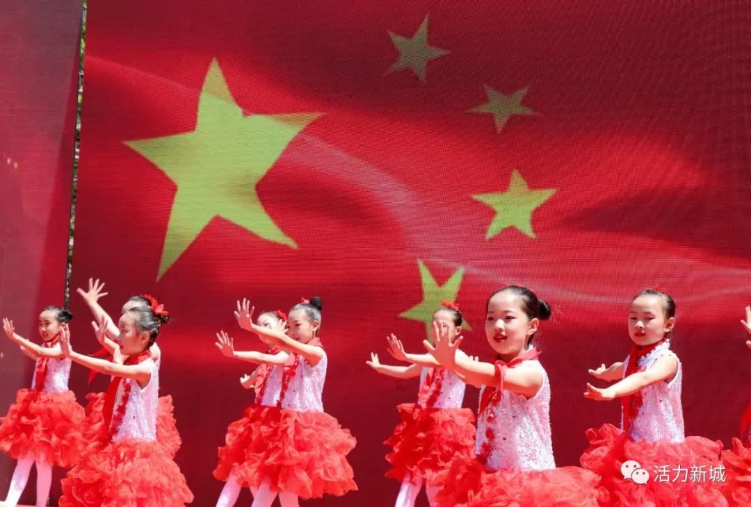 闪闪放光彩,红星灿灿暖胸怀",新城区教育局组织中小学校开展"童心向党