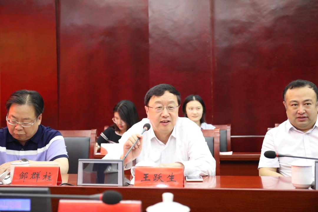 委党校负责人介绍了县委党校开展的具体工作;道真县长曾伟进行了发言