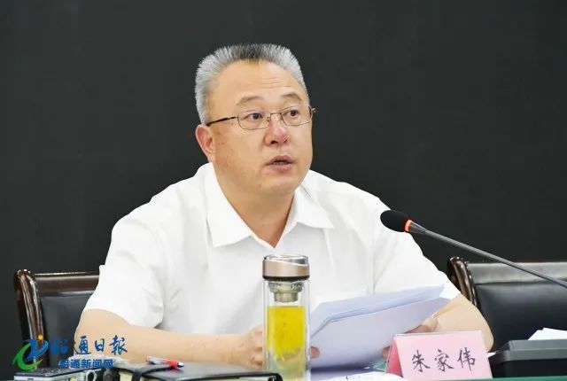 朱家伟指岀,"十三五"以来,镇雄县经济社会发展取得了可喜成绩,脱贫