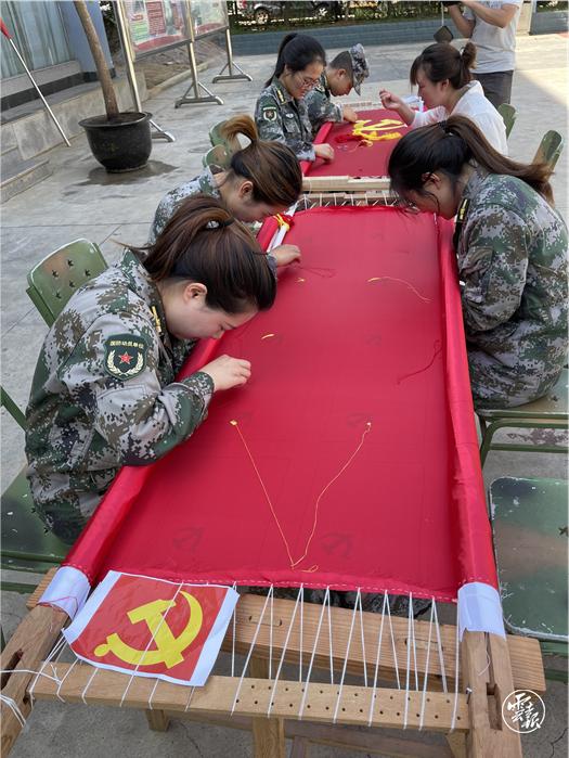 庆建党百年昭通鲁甸百人同心绣党旗一针一线感党恩